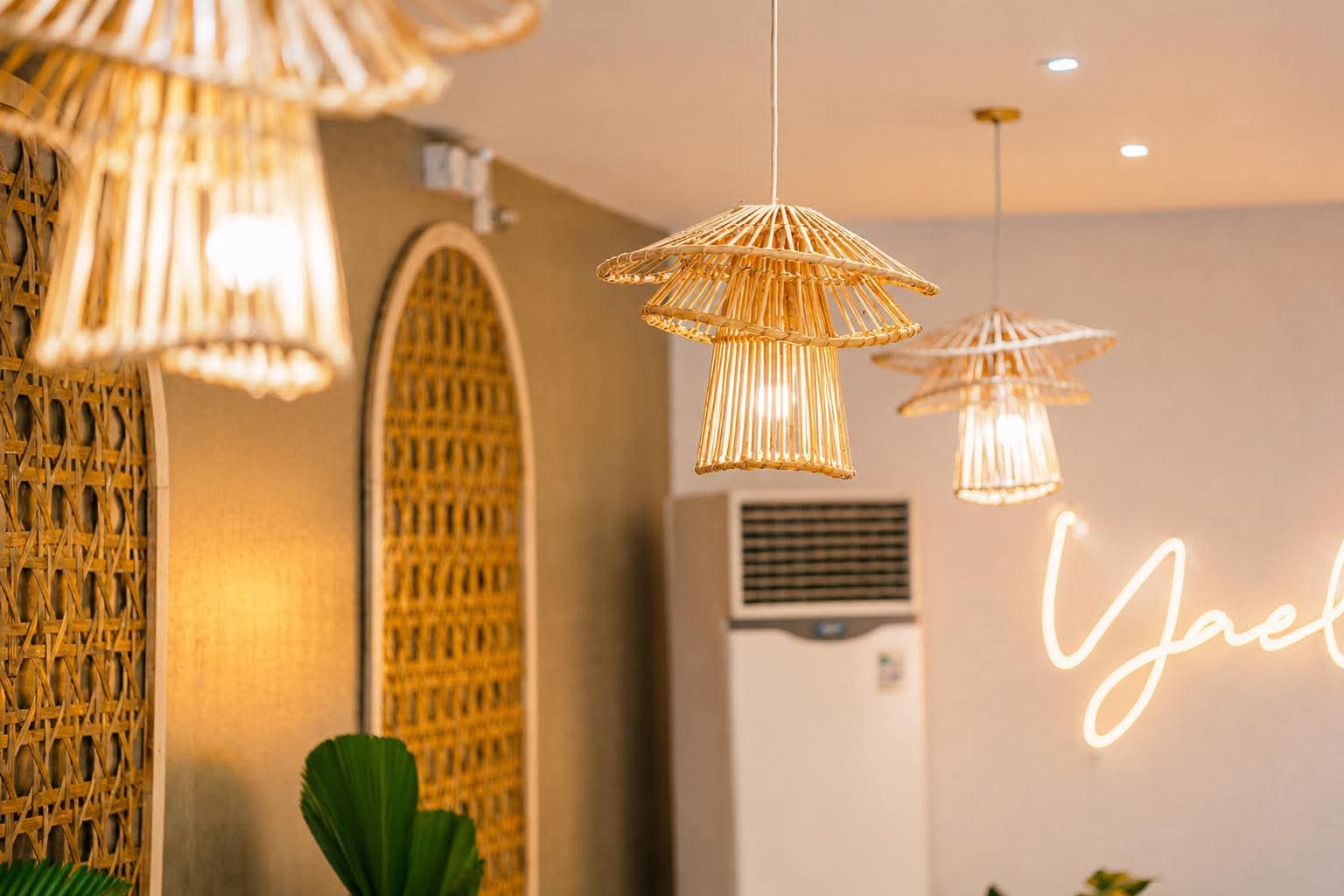 Woven pendant lights inside Yaelitos