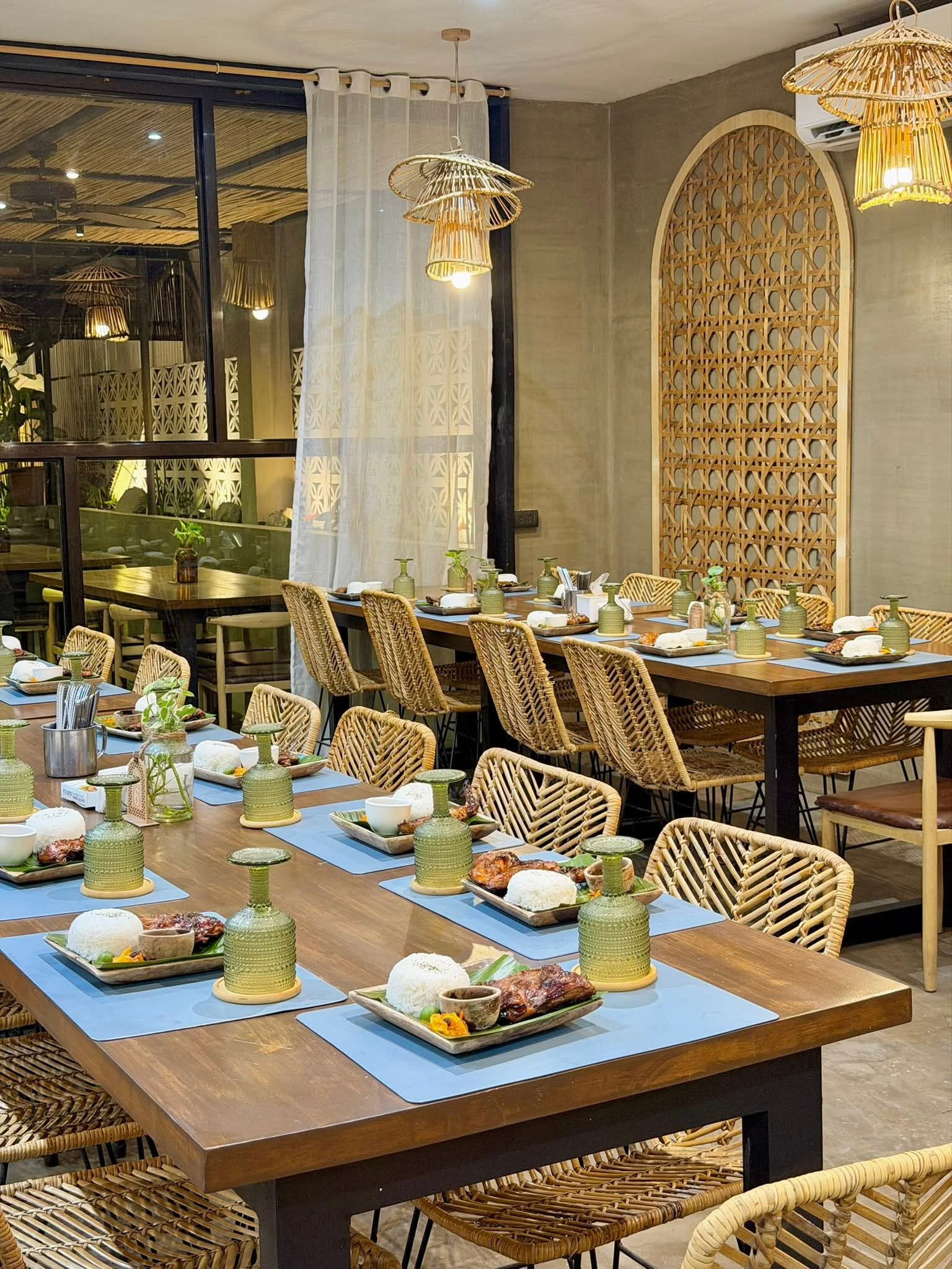 Long Yaelitos table prepared with plated meals